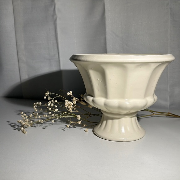 Other - ⭐️⭐️SOLD⭐️⭐️ Vintage Haeger Ivory Pottery Planter - Signed on Bottom